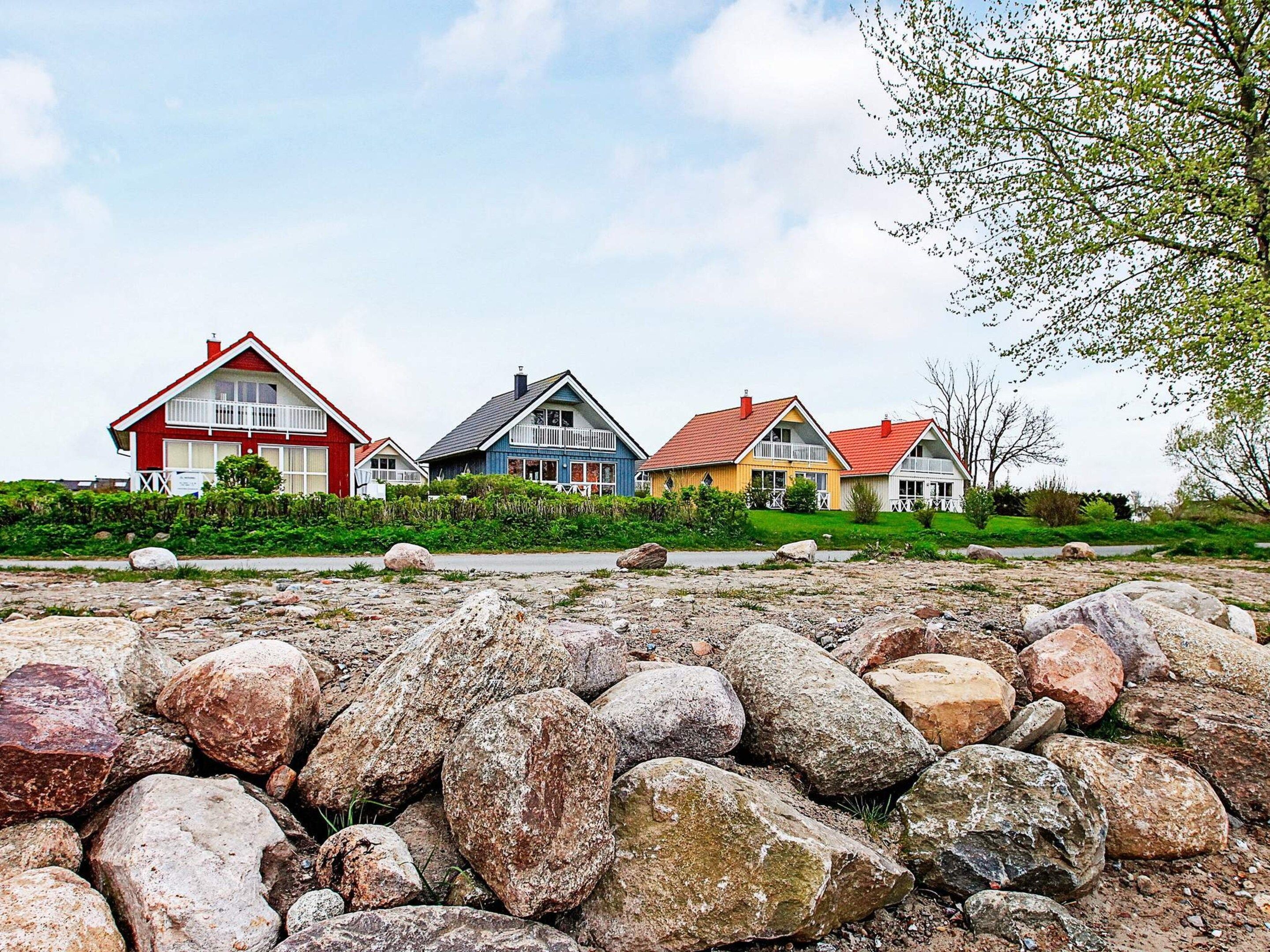 Une rangée de maisons avec un paysage rocheux au premier plan.