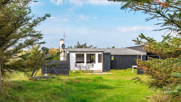 A small, modern cabin with a single room, a balcony, and a satellite dish. - 6 Person Holiday Home in Harboore (Harboore)