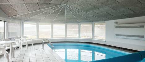 Kolam renang indoor dan kolam renang outdoor