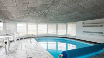 Hus | Basseng | Innendørsbasseng og utendørsbasseng