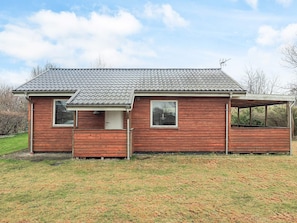 A single-story wooden house with a tiled roof, a porch, and a covered area. - 4 Person Holiday Home in Hadsund (Hadsund)