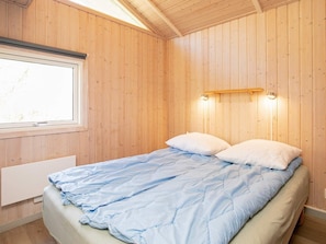 4 bedrooms, cribs/infant beds