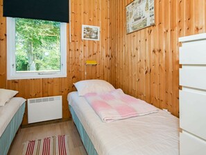 4 bedrooms, cribs/infant beds