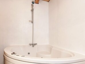 A bathroom with a bathtub, a showerhead, and a faucet. - 5 Star Holiday Home in Hadsund (Hadsund)