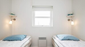 4 bedrooms, cribs/infant beds