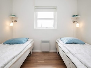 4 bedrooms, cribs/infant beds