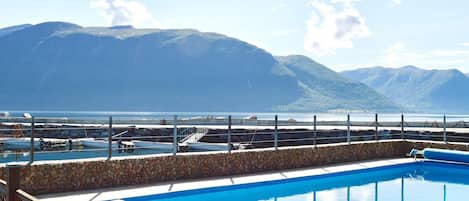 Una piscina al aire libre
