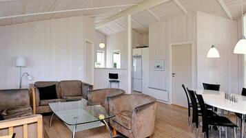 4 bedrooms, cots/infant beds