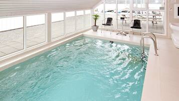 Casa | Piscina | Piscina coberta i piscina a l'aire lliure