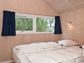 4 bedrooms, cribs/infant beds