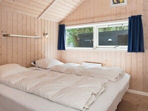 4 bedrooms, cribs/infant beds