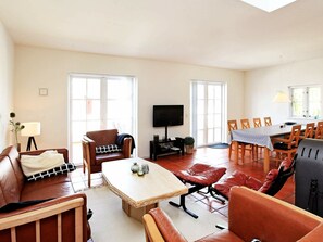 DVD player - Spacious Holiday Home in Blavand With Sauna (Blavand)