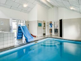 Una piscina techada, una piscina al aire libre