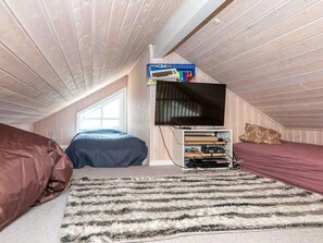 4 bedrooms, cribs/infant beds