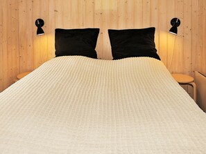2 bedrooms, cribs/infant beds