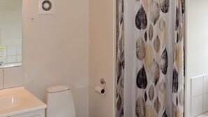 House | Bathroom - 4 Person Holiday Home in Blavand (Blavand)