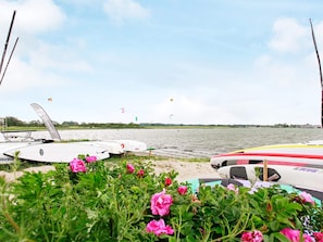 A riverside view with boats and kites. - Holiday Home in Gilleleje (Gelting)