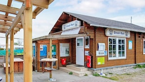 A wooden building with a sign reading 'Strand-Mast.' - Holiday Home in Gilleleje (Gelting)