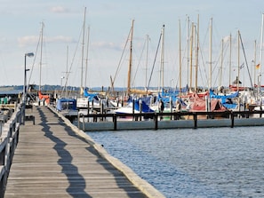 A wooden pier leading to a marina with multiple boats docked. - Holiday Home in Gilleleje (Gelting)
