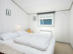 3 bedrooms, cribs/infant beds