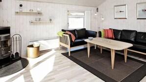3 bedrooms, cribs/infant beds - Cozy Holiday Home in Henne Jutland With Indoor Whirlpool (Henne)