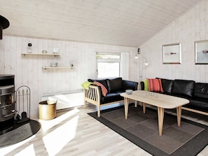 3 bedrooms, cribs/infant beds - Cozy Holiday Home in Henne Jutland With Indoor Whirlpool (Henne)