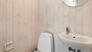 Bathroom - Cozy Holiday Home in Henne Jutland With Indoor Whirlpool (Henne)
