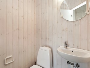Bathroom - Cozy Holiday Home in Henne Jutland With Indoor Whirlpool (Henne)