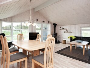 Dining - Cozy Holiday Home in Henne Jutland With Indoor Whirlpool (Henne)