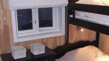 4 bedrooms, individually furnished, WiFi, bed sheets