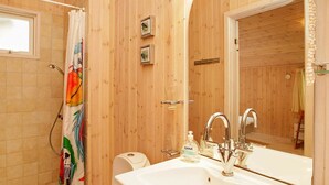 Bathroom - Spacious Cottage in Albaek Jutland With Sauna (Aalbaek)