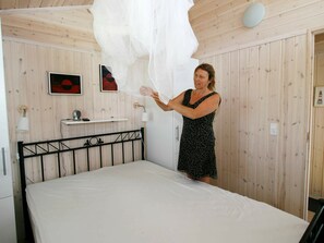 4 bedrooms, cribs/infant beds