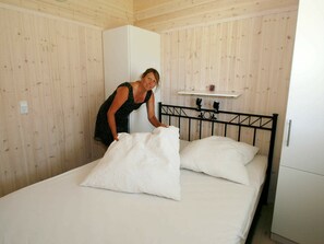 4 bedrooms, cribs/infant beds