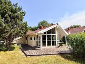 A single-story house with a covered porch and a deck. - Holiday Home in Otterndorf (Otterndorf)