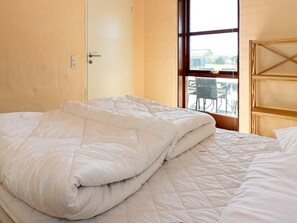 3 bedrooms, cribs/infant beds