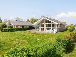 A residential area with houses featuring pitched roofs and large windows, surrounded by well-maintained lawns and hedges. - Holiday Home in GrÃ¶mmitz (Groemitz)