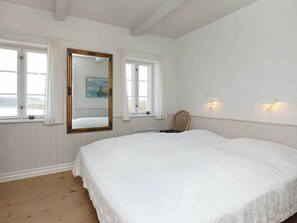 2 bedrooms, cribs/infant beds