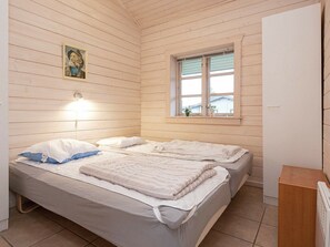 4 bedrooms, cribs/infant beds