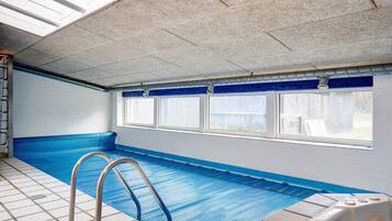 House | Kolam renang | Kolam renang tertutup, kolam renang terbuka