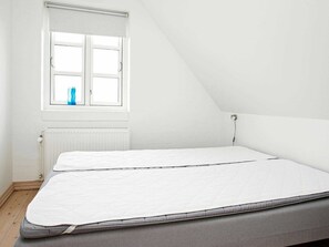 4 bedrooms, cribs/infant beds
