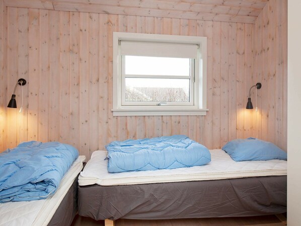 4 bedrooms, cribs/infant beds