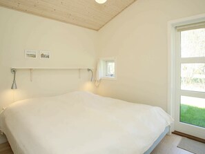 4 bedrooms, cribs/infant beds
