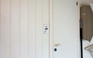 A white door with a small sign and a keyhole. - 4 Star Holiday Home in Juelsminde (Horsens)