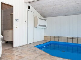 Casa | Piscina | Una piscina cubierta, una piscina al aire libre