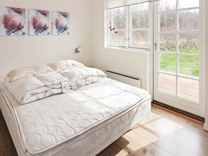 3 bedrooms, cribs/infant beds