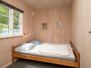 3 bedrooms, cribs/infant beds