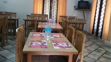 Café da manhã, jantar e brunch aos fins de semana; culinária indiana