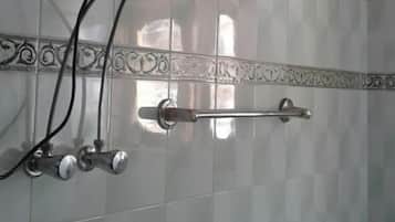 Chuveiro, chuveiro com efeito de chuva, toalhas de banho