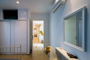 3 chambres, coffres-forts dans les chambres, fer et planche à repasser