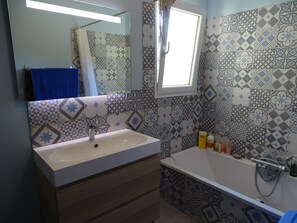 Combined shower/tub, hair dryer, towels
